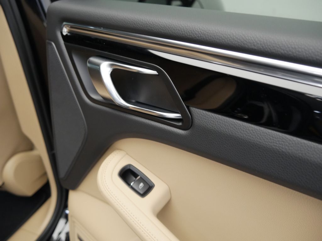 Thumbnail: 2026 Porsche Macan - 30