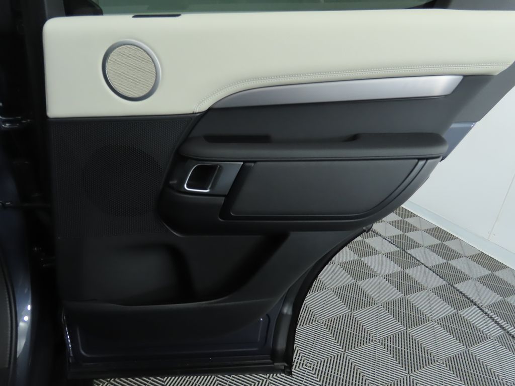 Thumbnail: 2024 Land Rover Discovery - 28