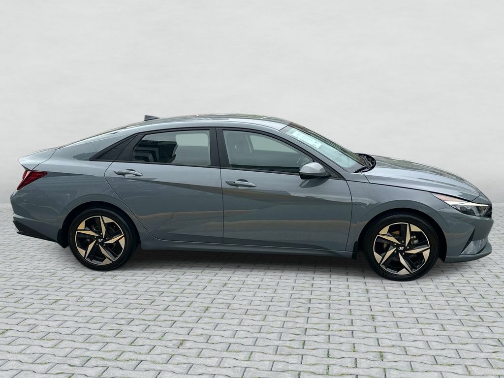 Thumbnail: 2023 Hyundai Elantra - 4