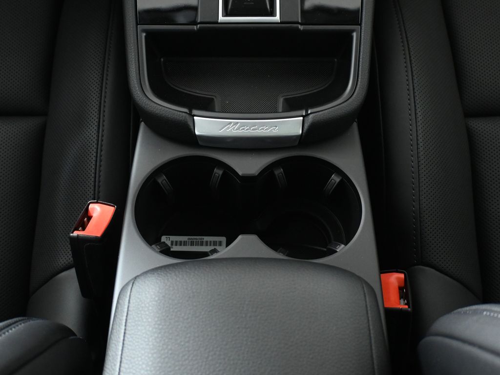 Thumbnail: 2026 Porsche Macan - 27