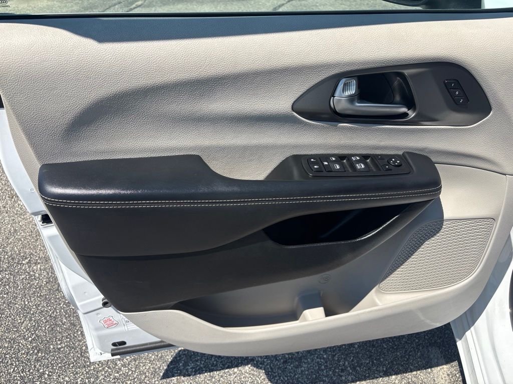 Used 2023 Chrysler Pacifica Van