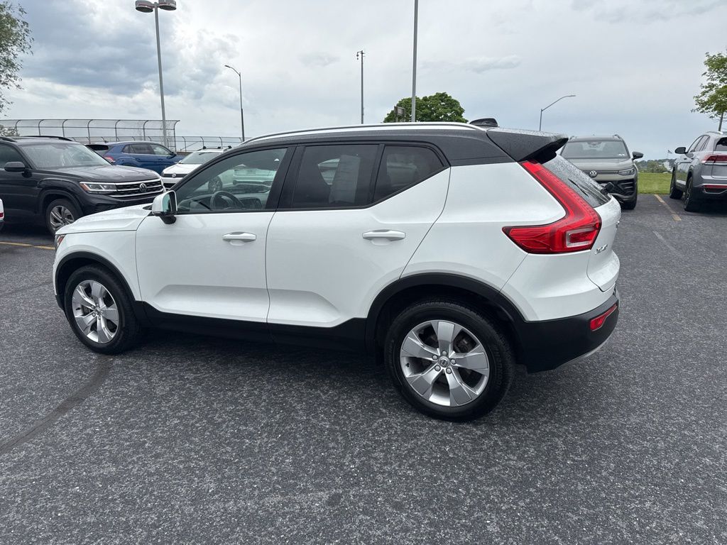 2020 Volvo XC40 Momentum White at Sutliff Volkswagen