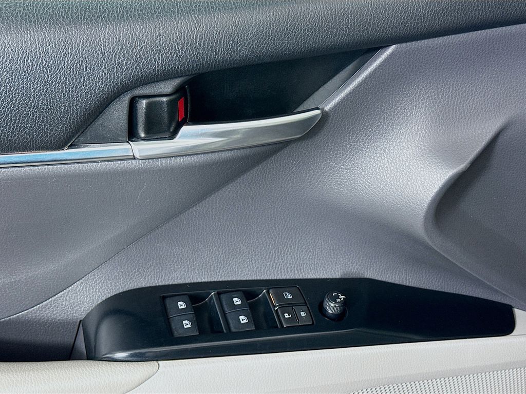 Thumbnail: 2018 Toyota Camry - 17