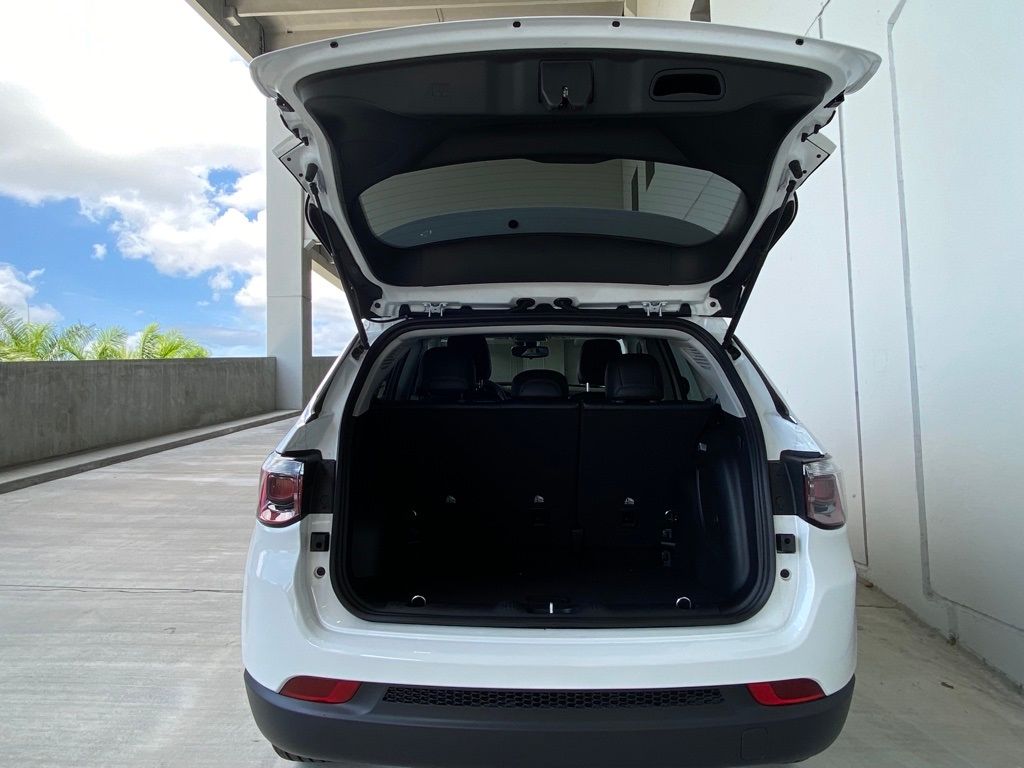 New 2022 Bright White Clearcoat Jeep Latitude image 23