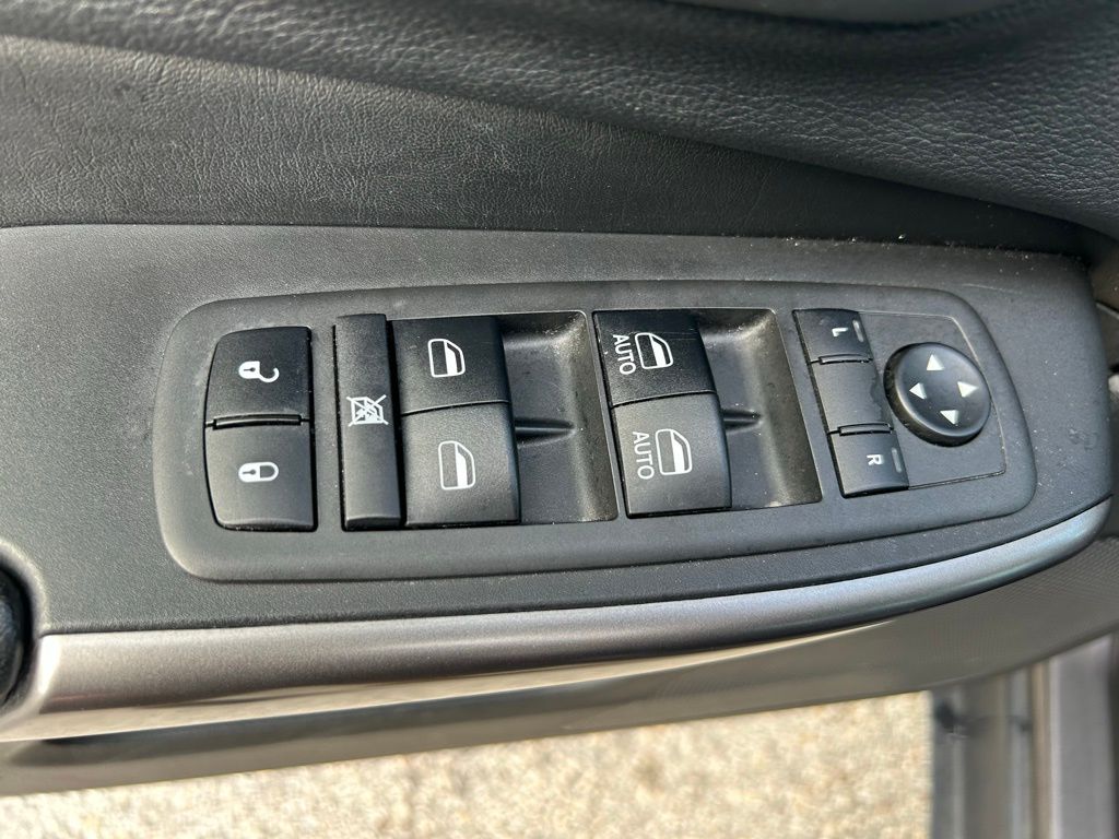 Thumbnail: 2019 Jeep Cherokee - 17