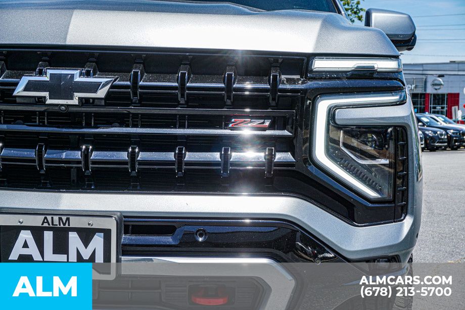 Used 2025 Gray Chevrolet Z71 image 12