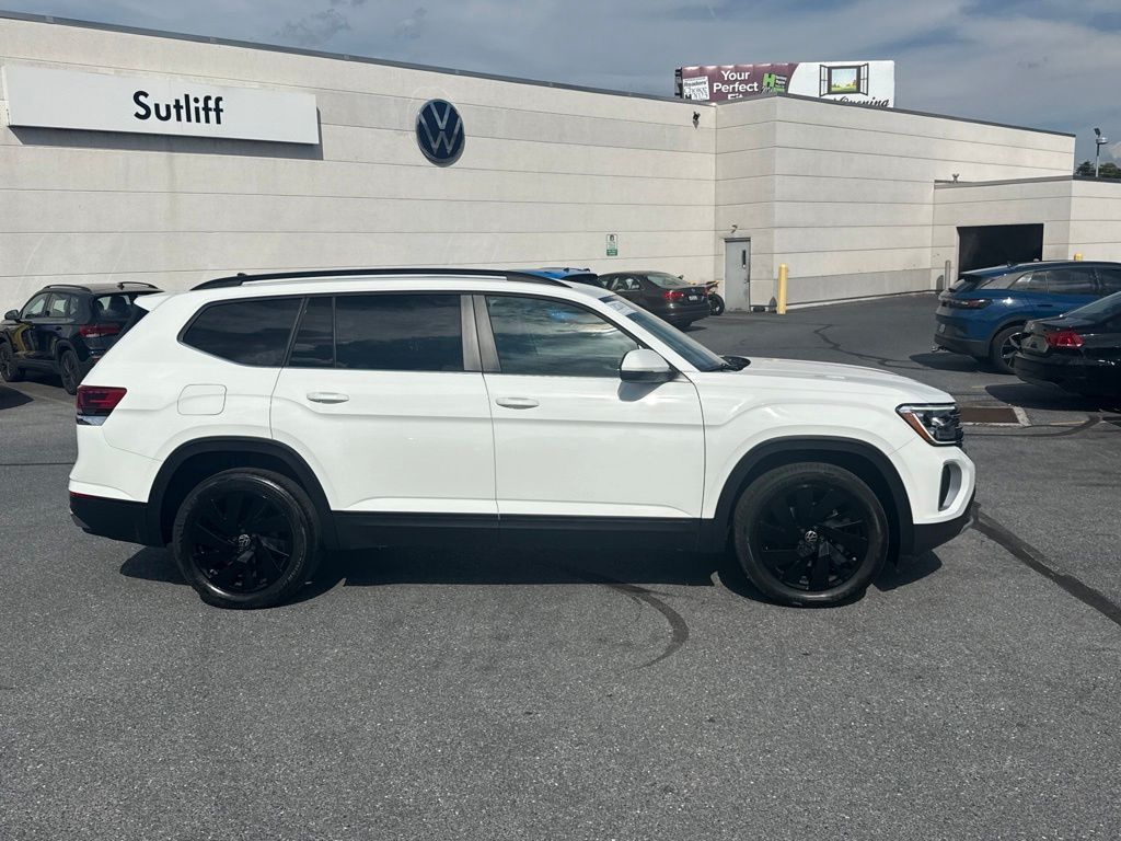 2024 Volkswagen Atlas 2.0T SE w/Technology White at South Hills CDJR