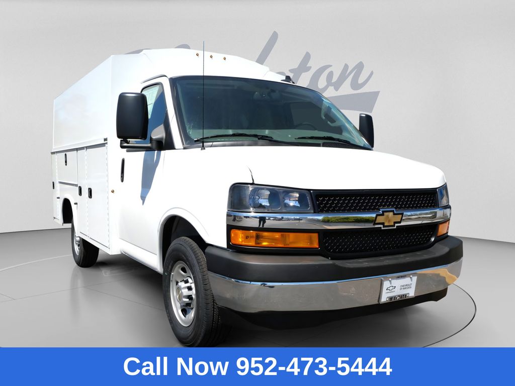 Summit White 2026 Chevrolet Express Chassis Van Rear-Wheel Drive 8-Speed Automatic