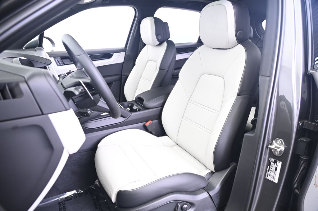 Thumbnail: 2025 Porsche Cayenne - 30