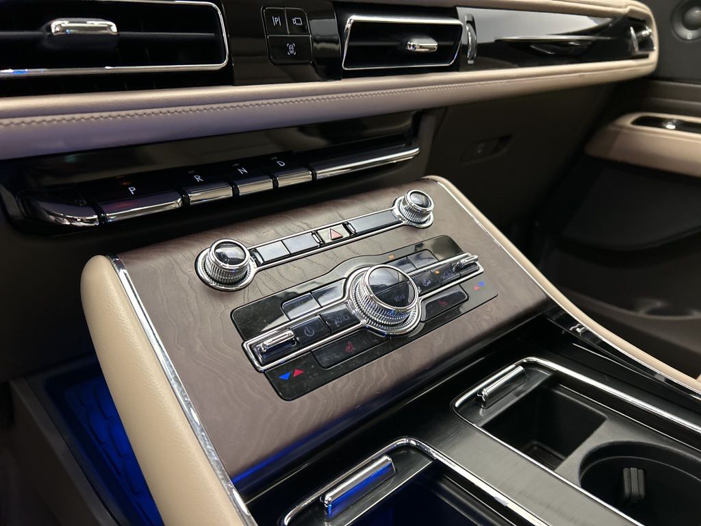 Thumbnail: 2022 Lincoln Aviator - 19