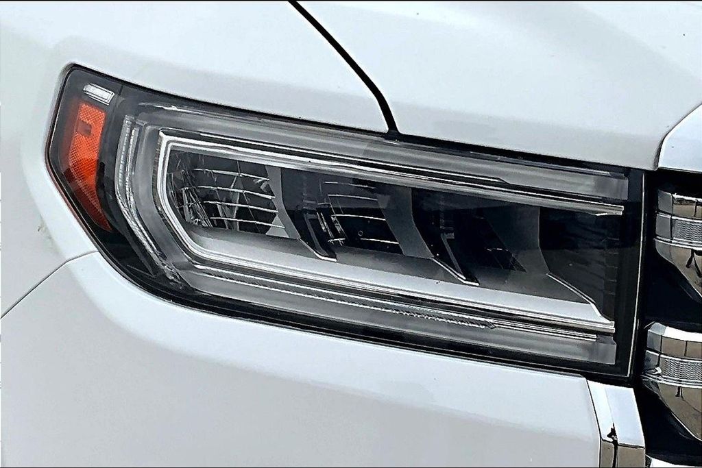 Used 2020 White GMC SLE image 29