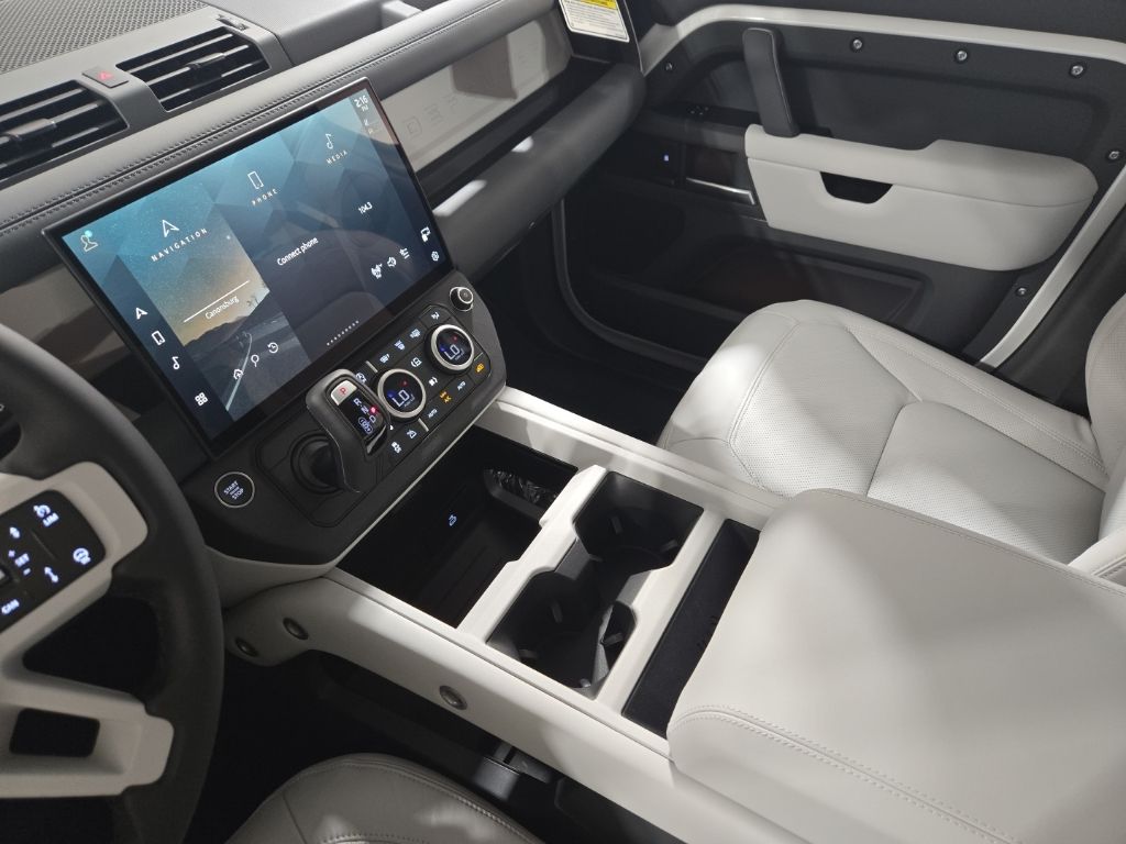New 2026 White Land Rover X-Dynamic SE image 14