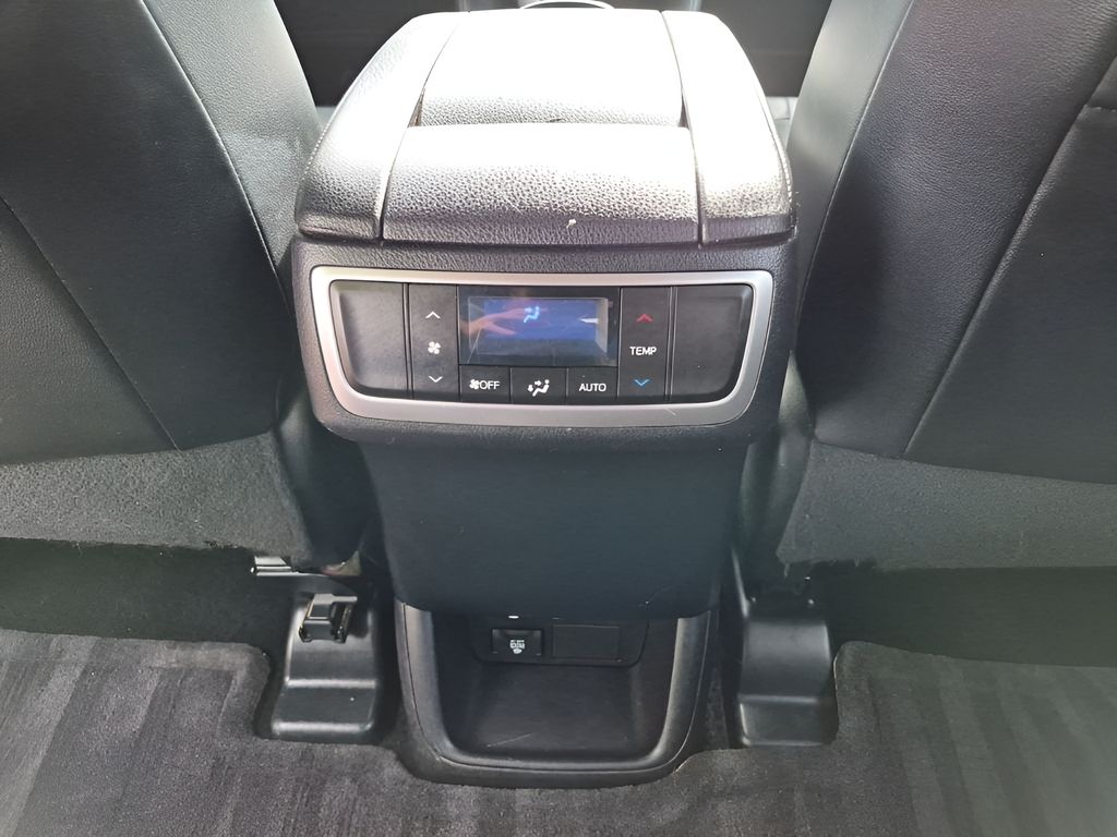 Used 2014  Toyota Limited image 21