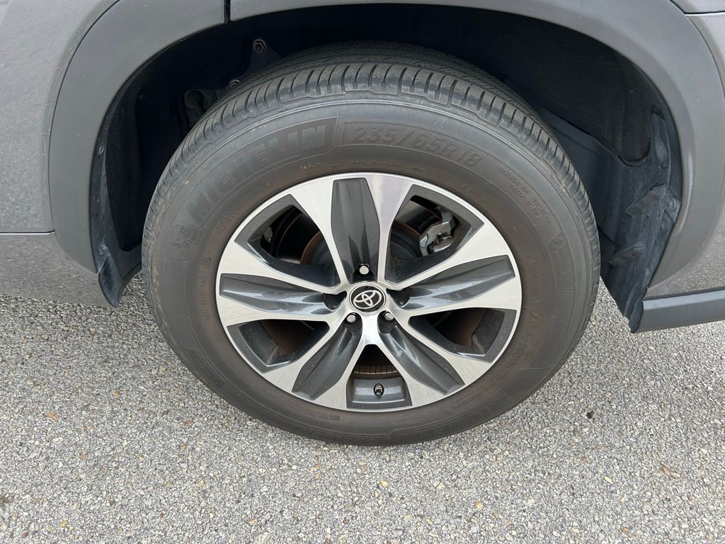 Thumbnail: 2023 Toyota Highlander - 9