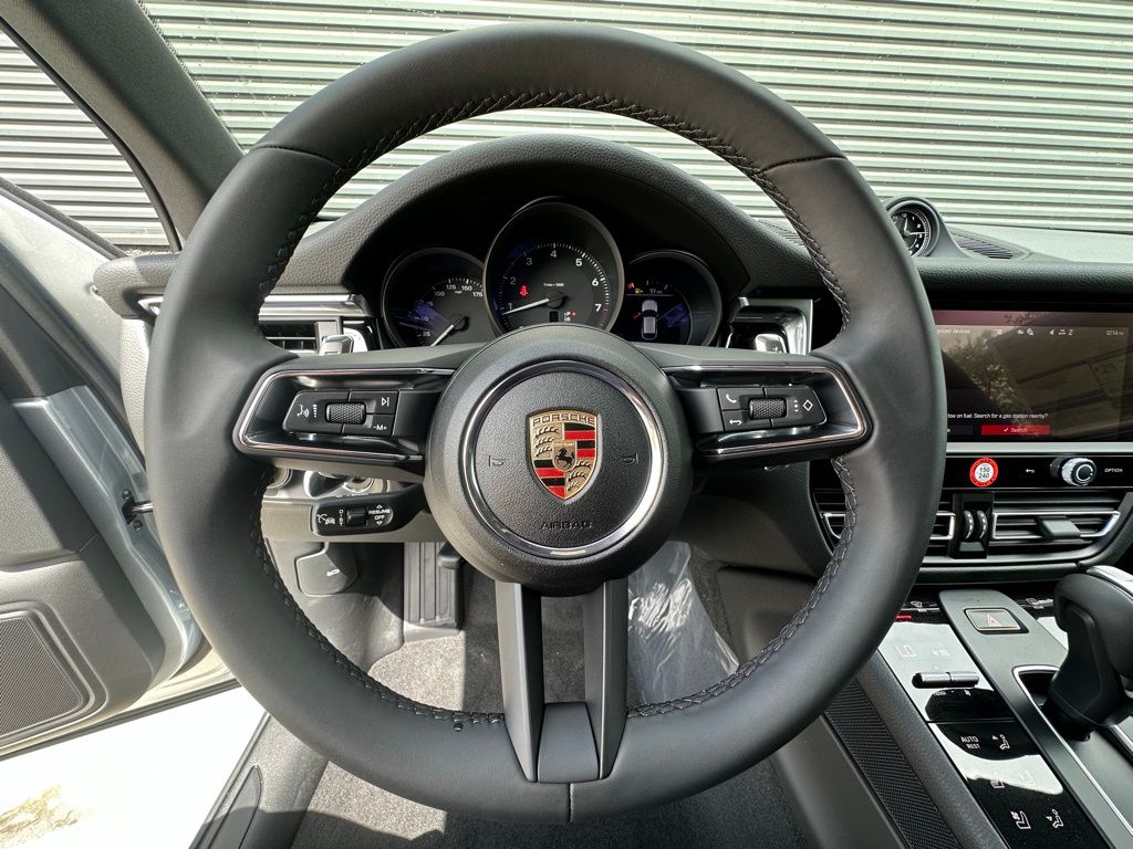 2025 Porsche Macan  17