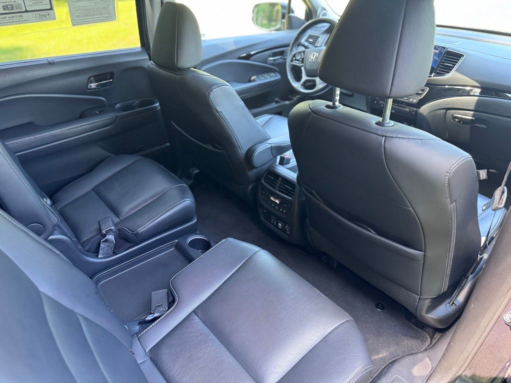 2020 Honda Pilot Touring w/Rear Captain's Chairs