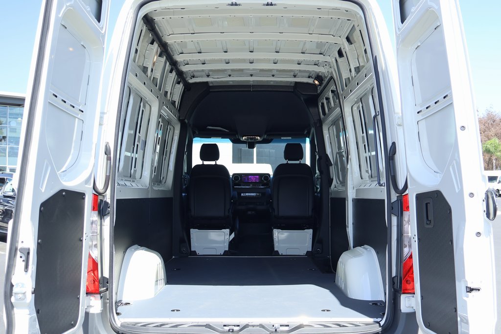 Thumbnail: 2025 Mercedes-Benz Sprinter - 8