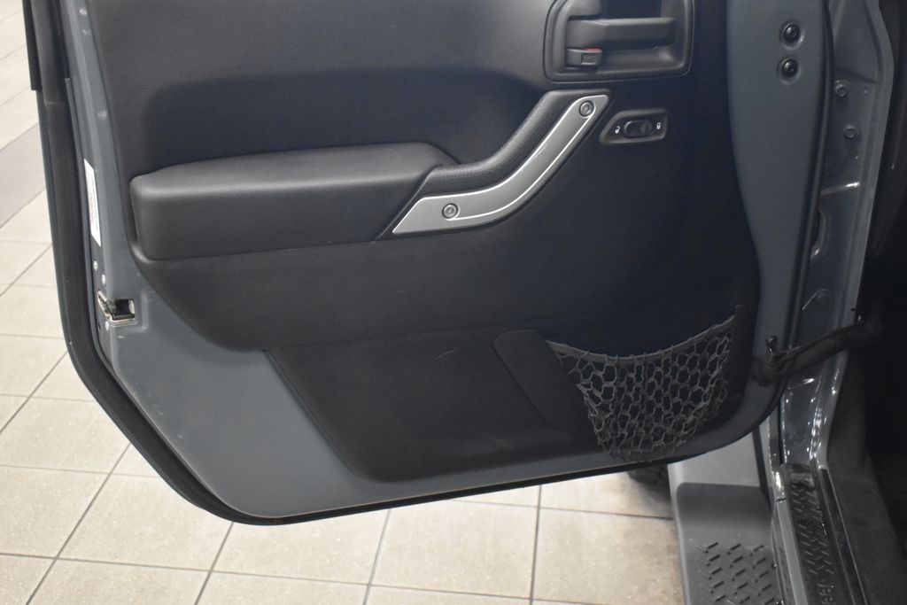 2014 Jeep Wrangler Unlimited Sahara 15