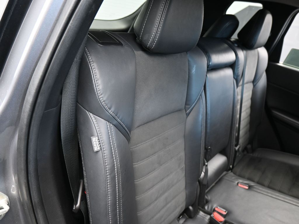 Used 2022 Silver Mitsubishi SE image 32