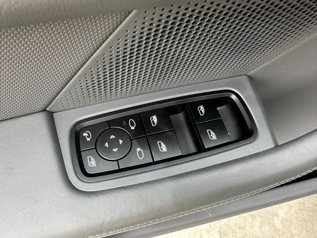 Thumbnail: 2025 Porsche Taycan - 21