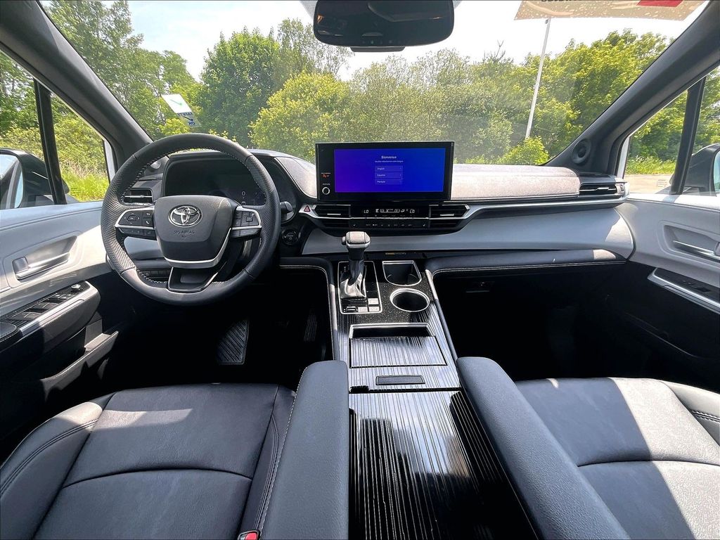 2025 Toyota Sienna — photo 21
