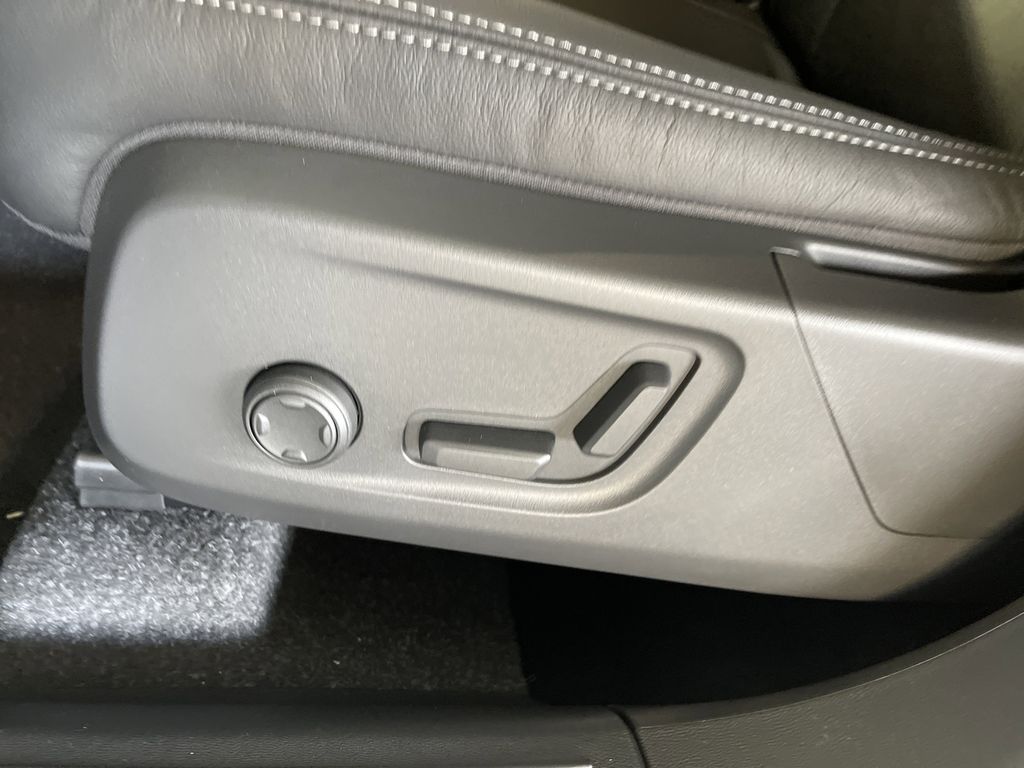 2025 Volvo XC40 B5 Plus Bright Theme photo