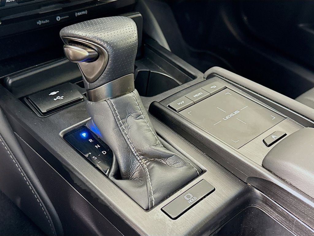 Thumbnail: 2022 Lexus ES - 17