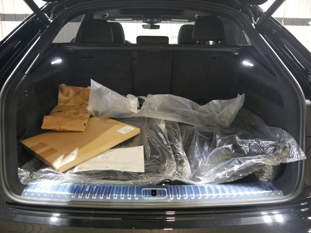 Thumbnail: 2026 Audi Q8 - 26