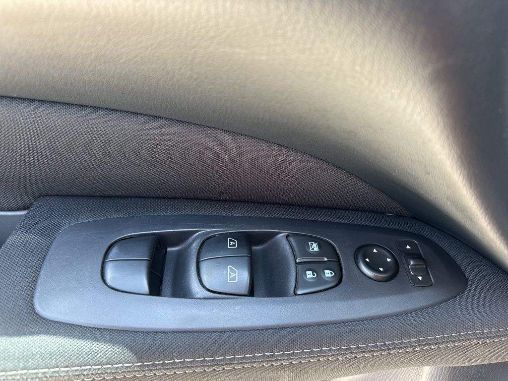2017 Brilliant Silver Metallic Nissan Pathfinder SV FWD SUV