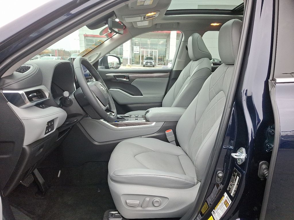 Thumbnail: 2025 Toyota Highlander - 16