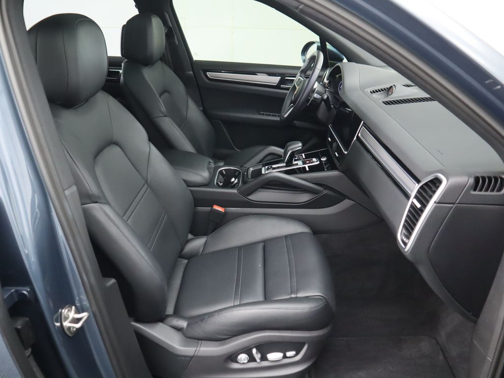 Thumbnail: 2020 Porsche Cayenne - 21