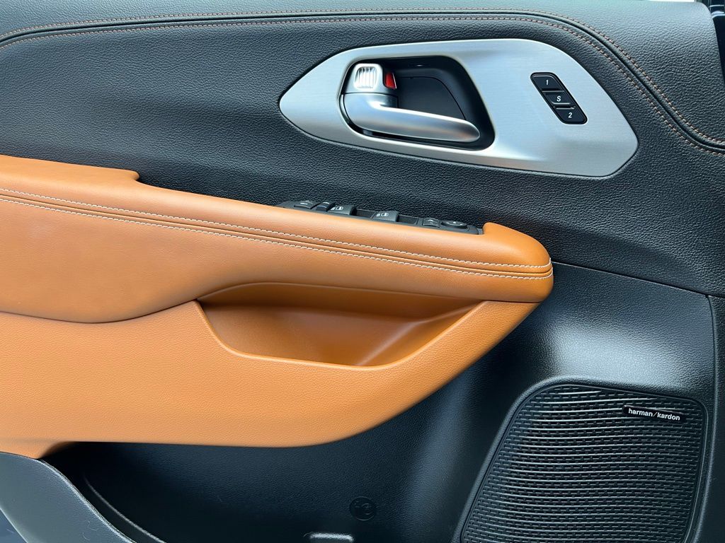 Thumbnail: 2024 Chrysler Pacifica - 29