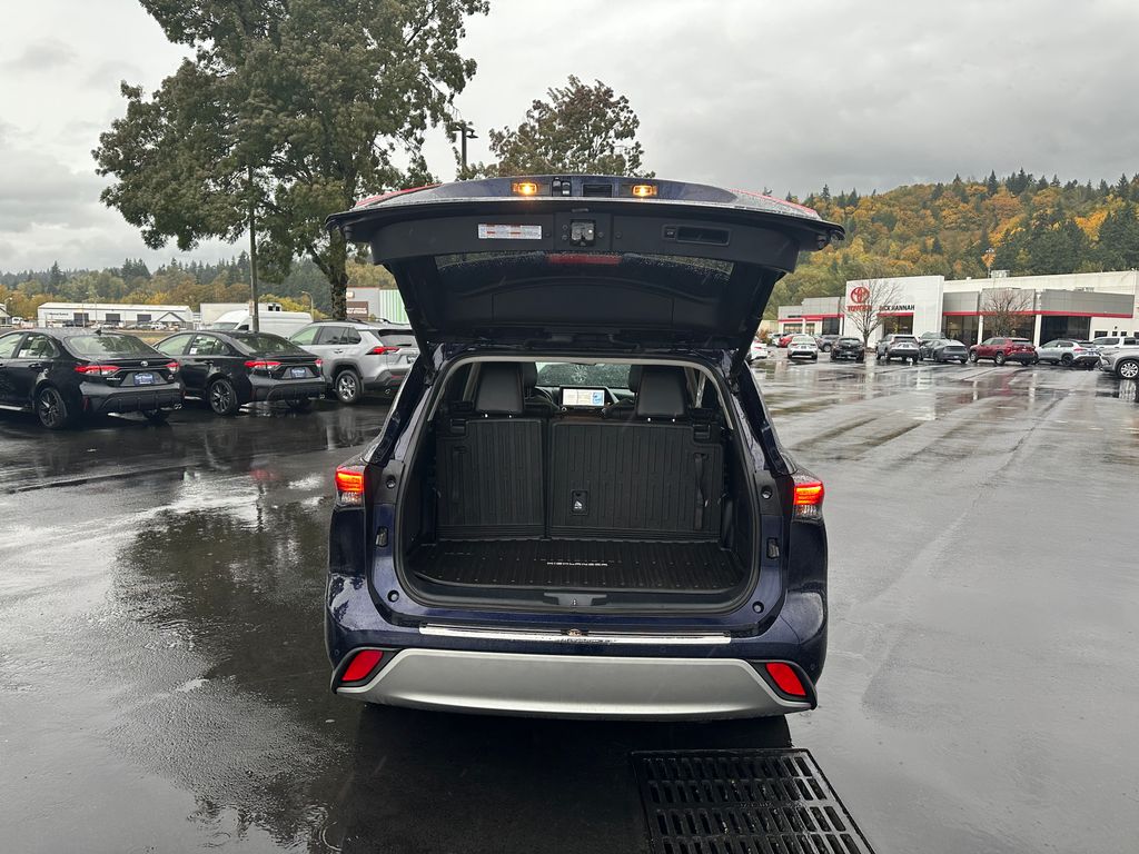 2021 Toyota Highlander Hybrid Platinum