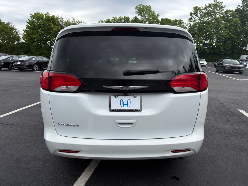 Thumbnail: 2022 Chrysler Voyager - 4