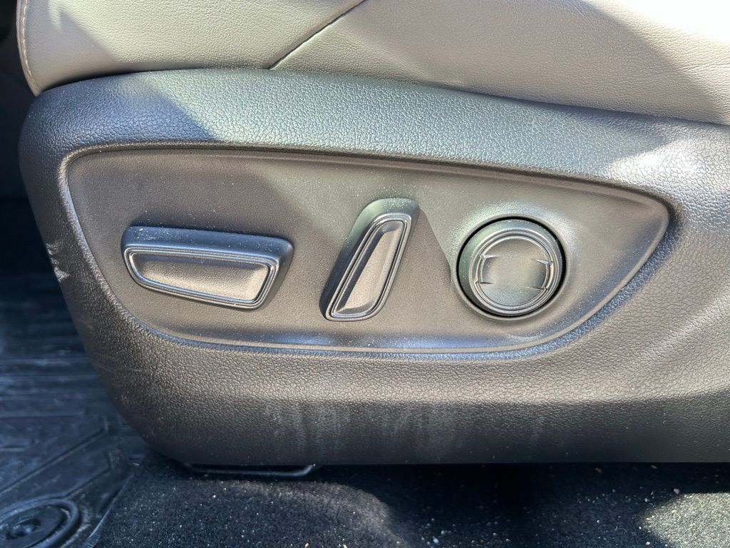 Thumbnail: 2022 Toyota Venza - 16