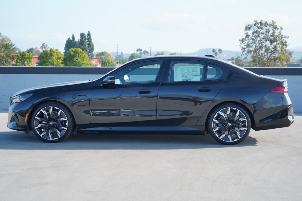Thumbnail: 2027 BMW 5 Series - 4