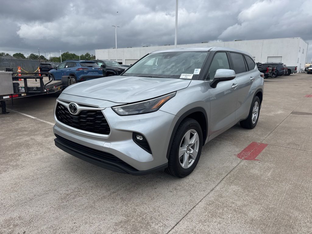 Celestial Silver 2025 Toyota Highlander LE FWD SUV / Crossover Front-Wheel Drive 8-Speed Automatic