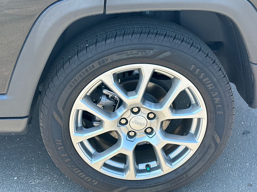 Used 2023 Black Jeep Latitude Lux image 19