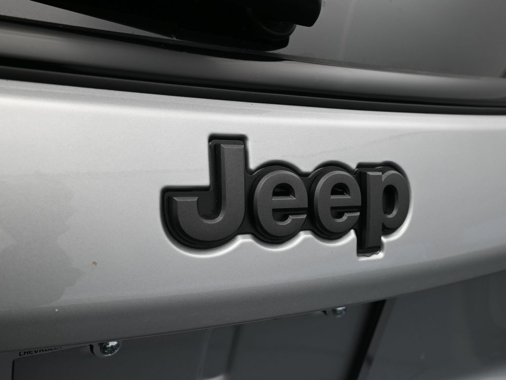 New 2026 silver zynith metallic clearcoat Jeep Latitude image 30