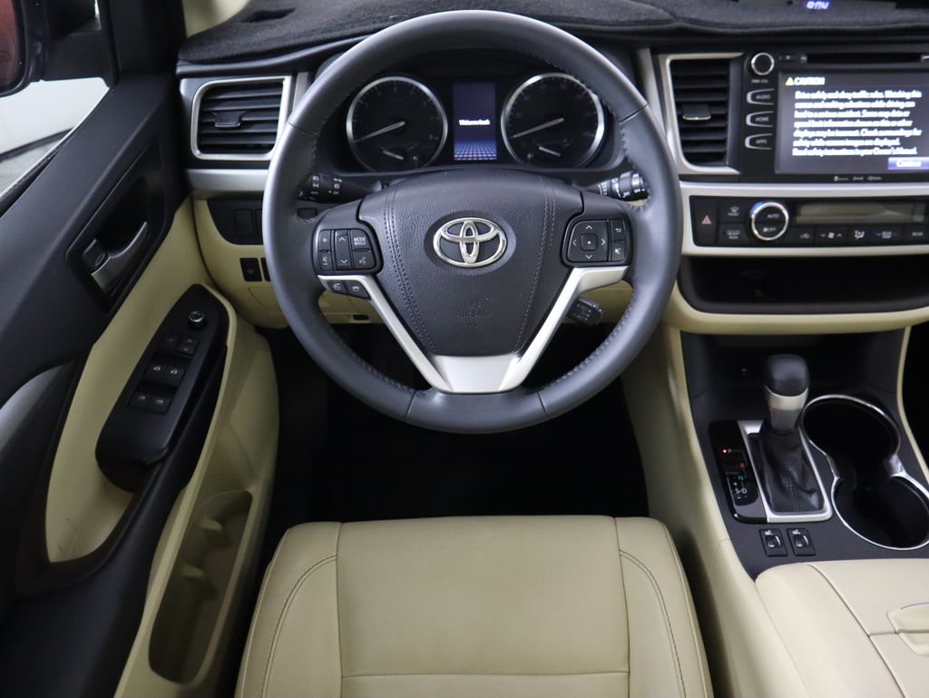 Thumbnail: 2016 Toyota Highlander - 9