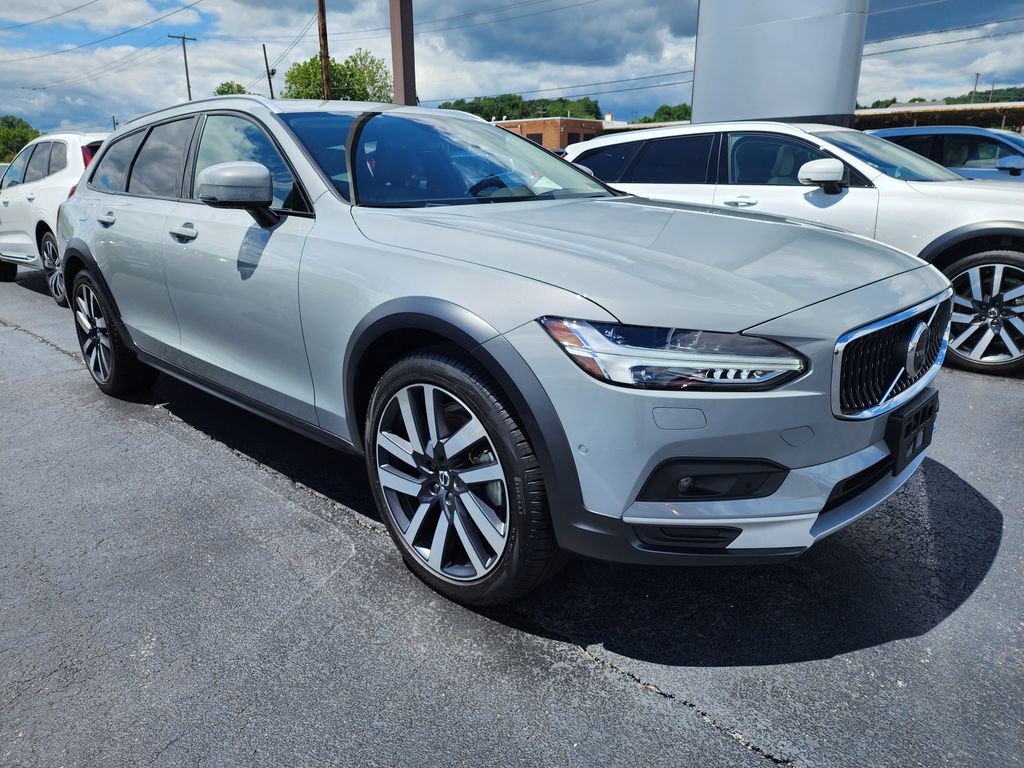 2025 Volvo V90 Cross Country B6 Plus AWD