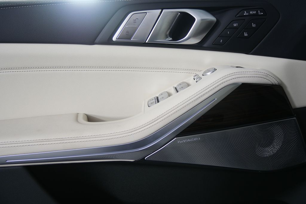 Thumbnail: 2026 BMW X7 - 9