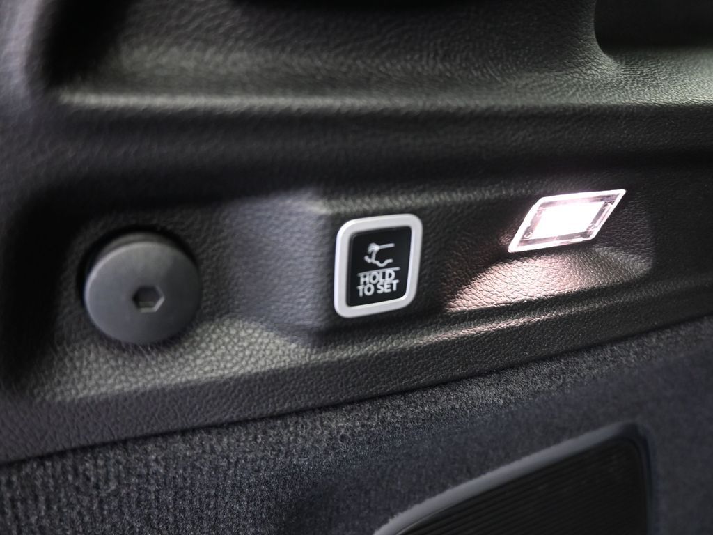 New 2025 Diamond Black Crystal Pearlcoat Jeep Overland image 24