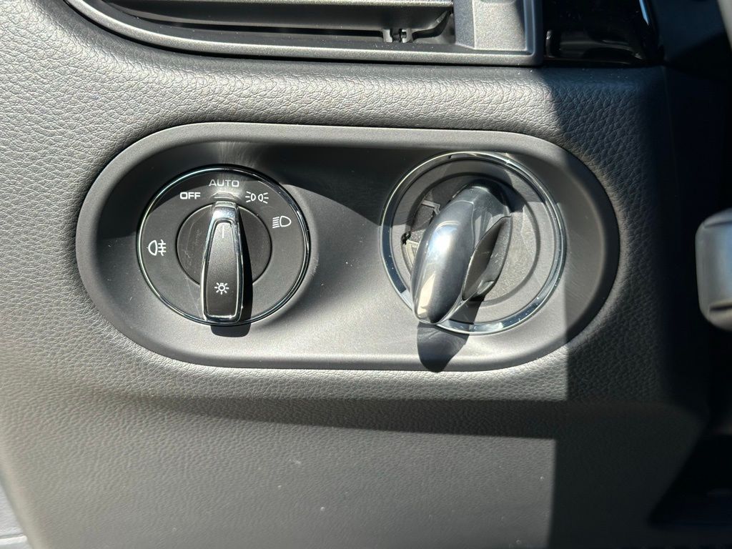 Thumbnail: 2026 Porsche Macan - 32