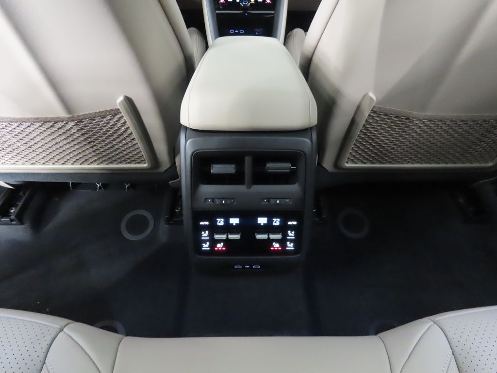 Thumbnail: 2025 Porsche Macan - 32