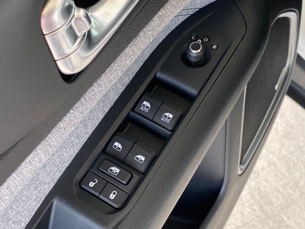 New 2022 Bright White Clearcoat Jeep Latitude image 34