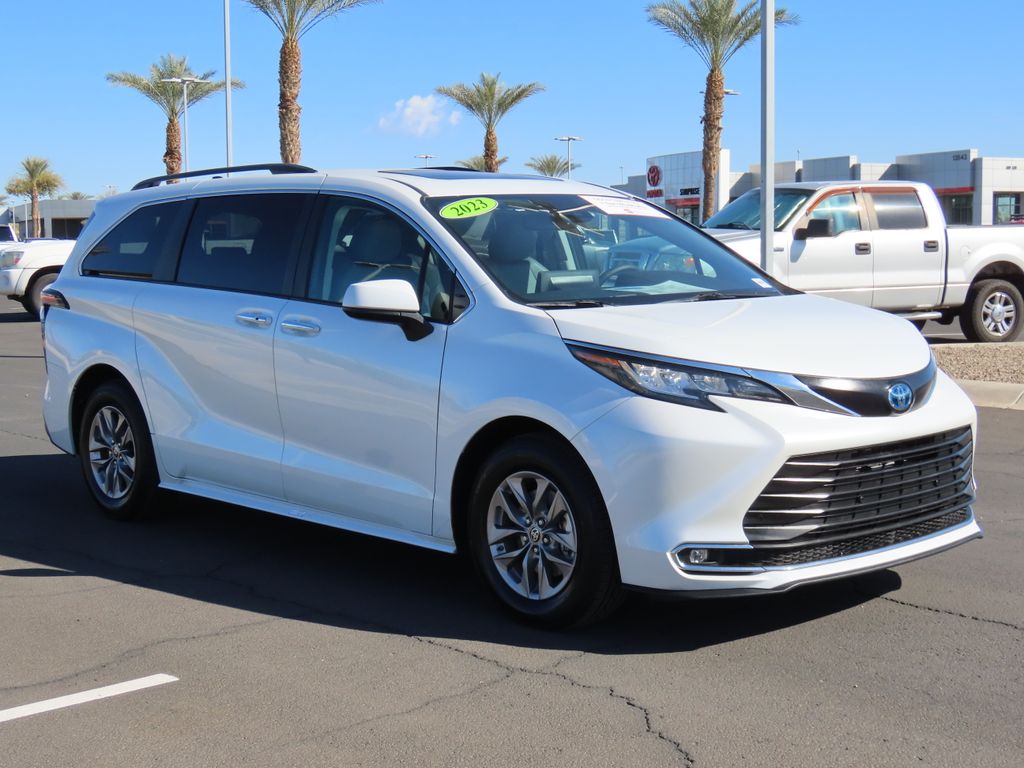 2023 Toyota Sienna XLE 3