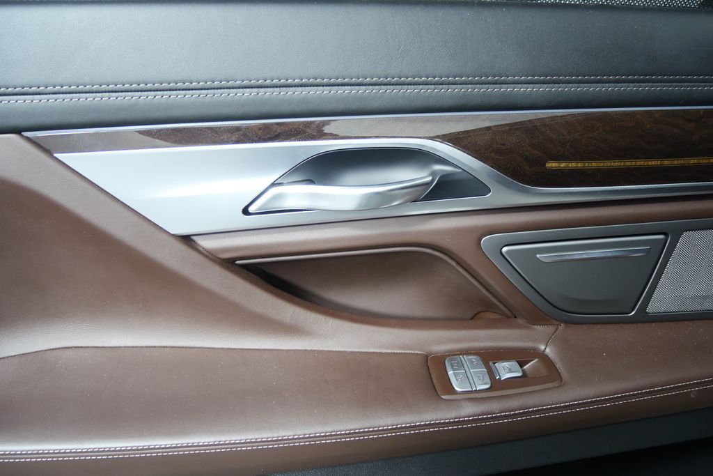 Thumbnail: 2016 BMW 7 Series - 12