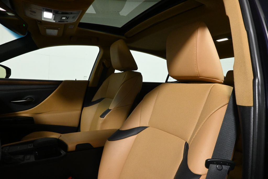 Thumbnail: 2022 Lexus ES - 16