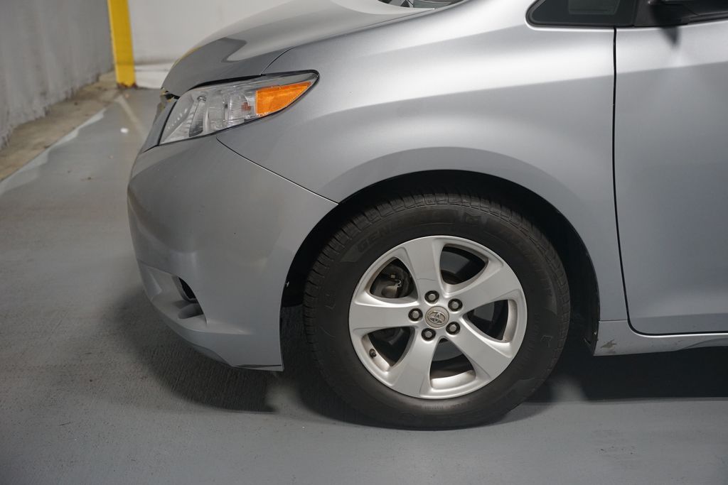 Thumbnail: 2013 Toyota Sienna - 5